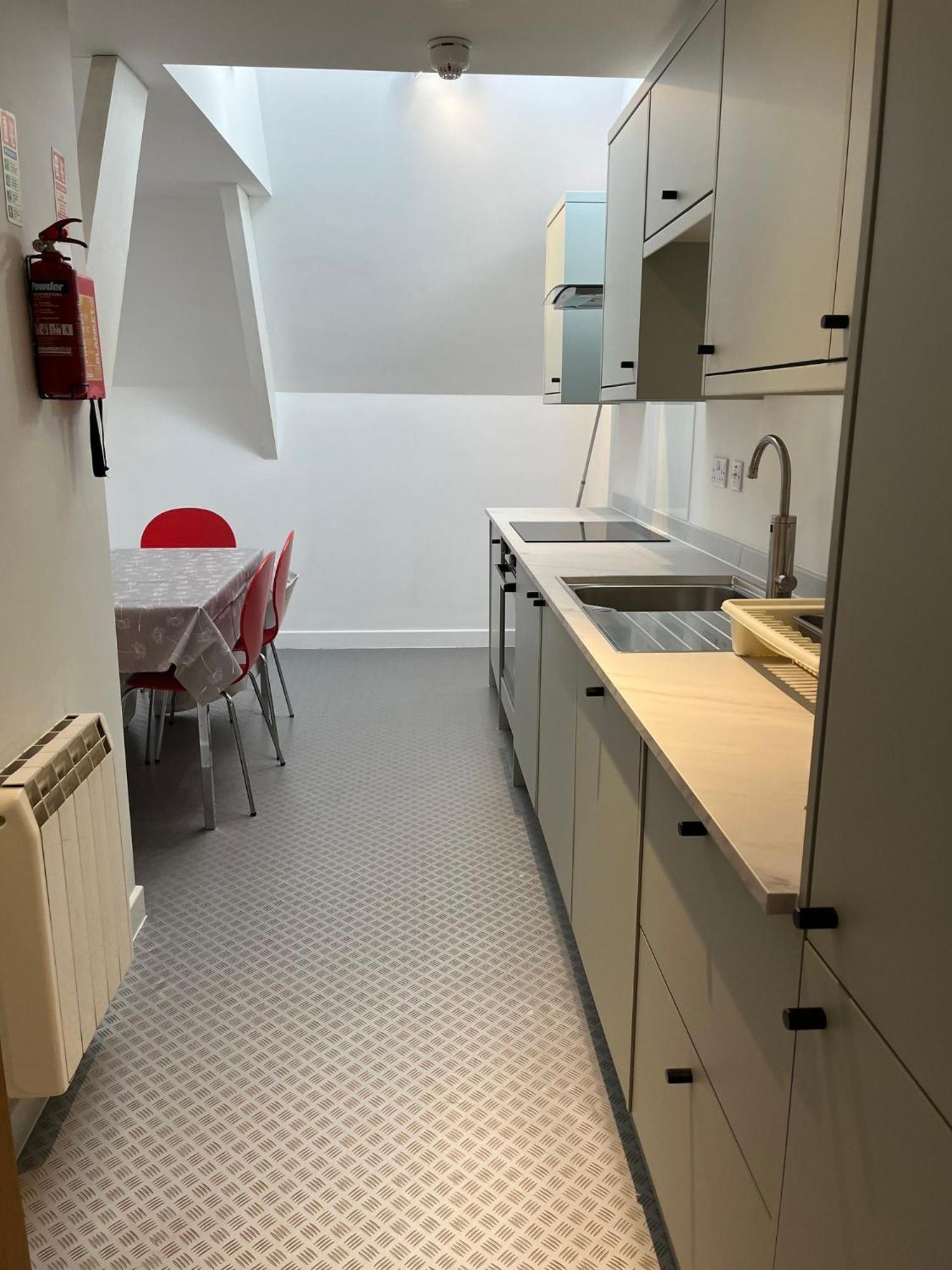 Armyn House Apartments, Your Coastal Escape In 팰머스 외부 사진
