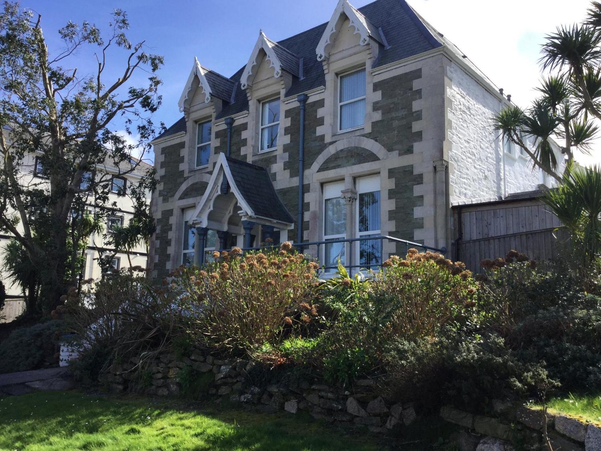 Armyn House Apartments, Your Coastal Escape In 팰머스 외부 사진
