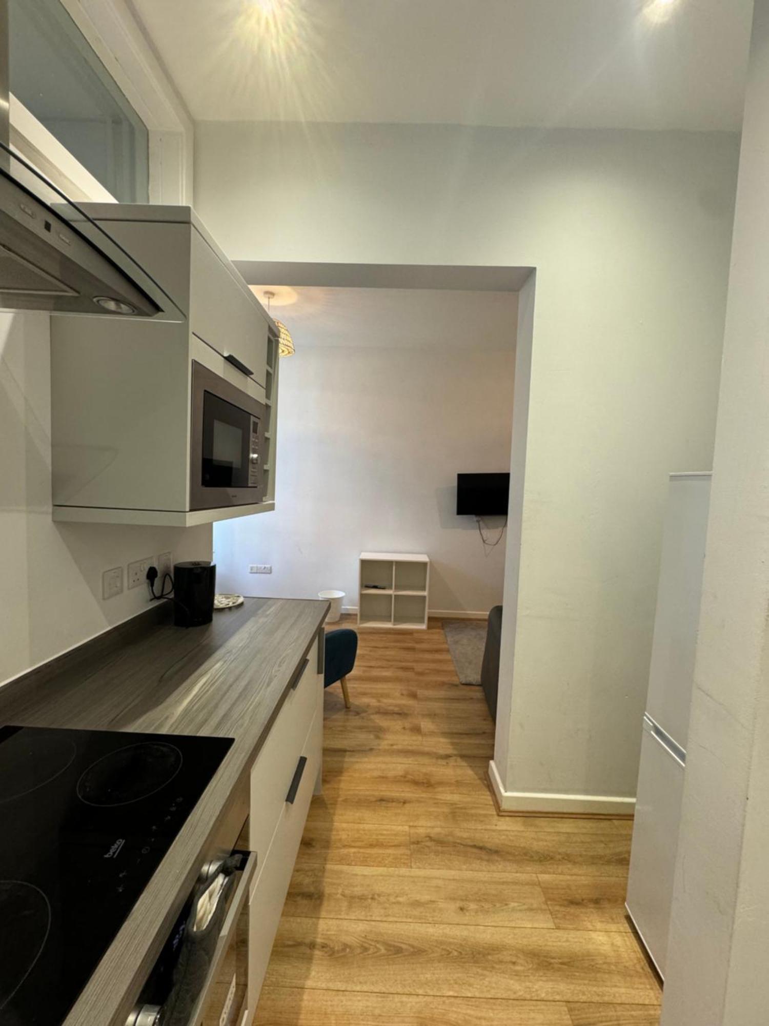 Armyn House Apartments, Your Coastal Escape In 팰머스 외부 사진